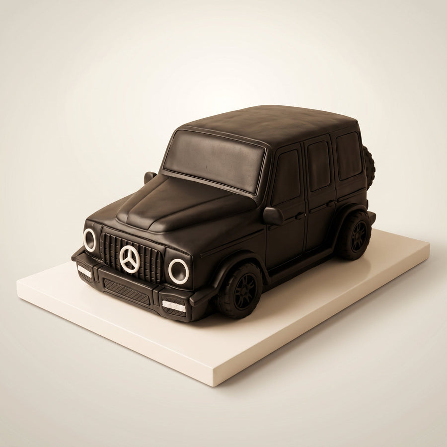 Tort Mercedes G-Klasa - czarny tort 3D w kształcie samochodu terenowego z masy cukrowej, z białymi akcentami reflektorów i znaczka