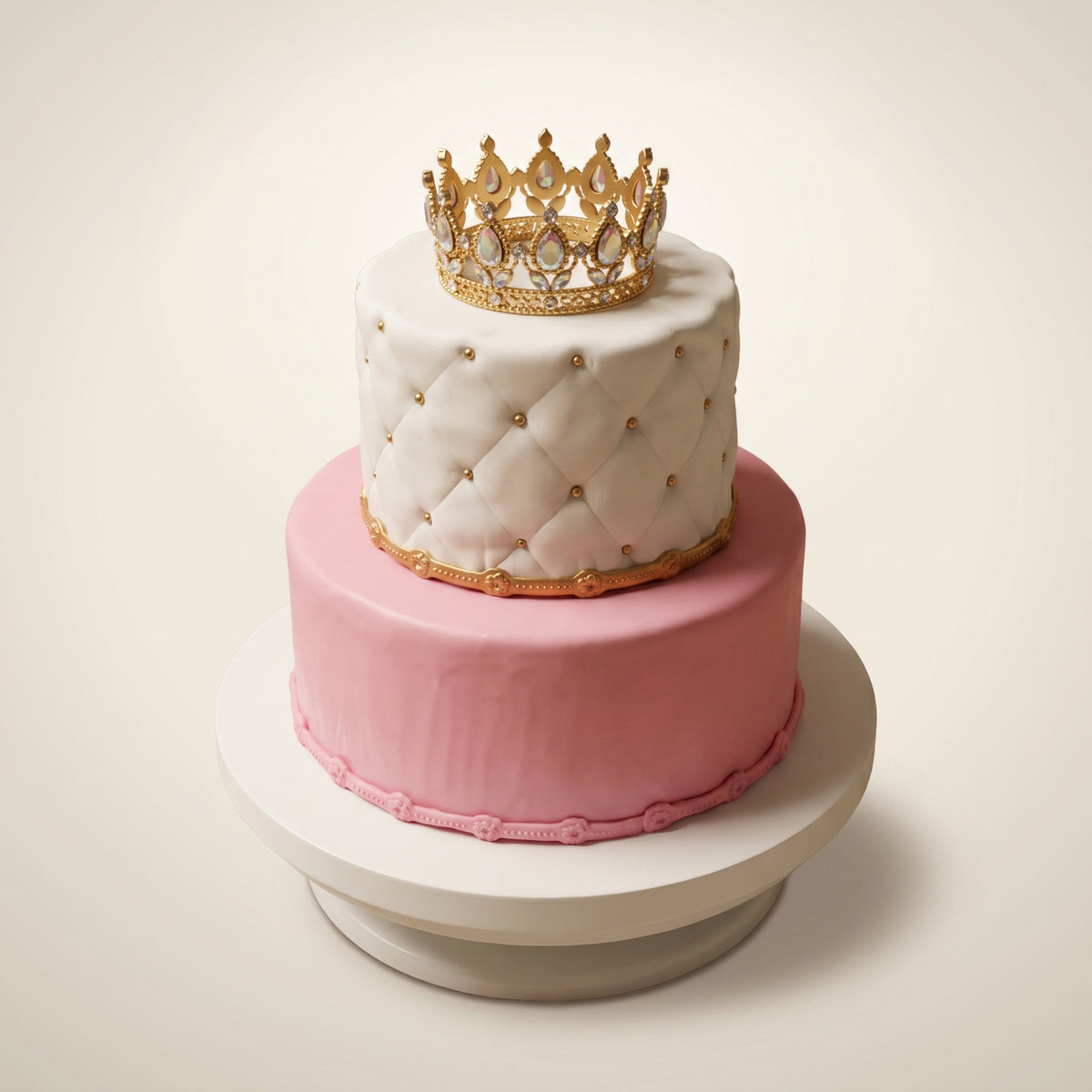 Tort Princess - dwupiętrowy tort z różowym dolnym piętrem, białym pikowanym piętrem ze złotymi perełkami i ozdobną złotą koroną